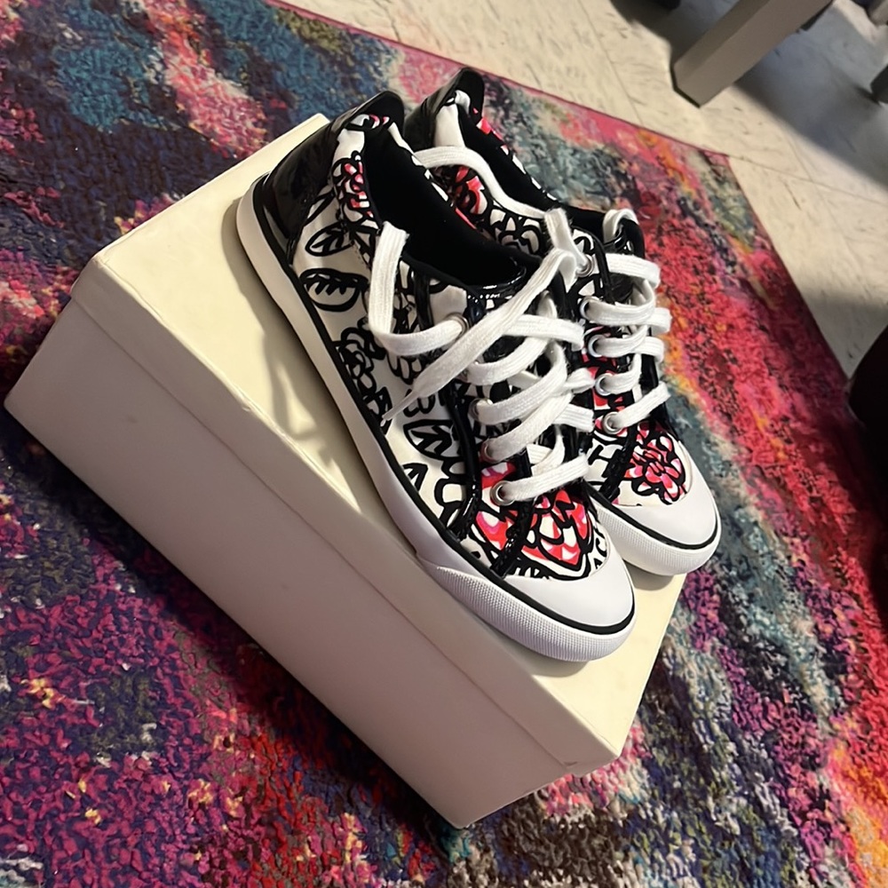 Shoes - Picture 2 of 7